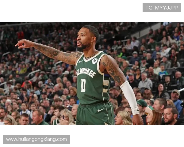 利拉德休赛期还在凌晨四点练投篮，邻居说他家灯比路灯还准时